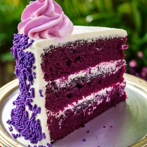 🍰 Purple Velvet Cake with Cream Cheese Frosting 🎂💜 This Purple Velvet Cake is a twist on classic red velvet, with a vibrant purple color and rich flavor! Topped with creamy frosting, it’s perfect for celebrations. Each slice is moist and beautifully colorful! 🍇💛 📝 Ingredients: For the Cake: 2 1/2 cups all-purpose flour 🌾 1 1/2 cups granulated sugar 🍬 1 tsp baking soda 🧁 1 tsp baking powder 🧁 1 tsp salt 🧂 1 cup vegetable oil 🛢️ 1 cup buttermilk 🥛 3 eggs 🥚 1 tbsp vanilla 🍨 2 tbsp purple food ... Purple Velvet Cake, Purple Velvet Cakes, Creamy Frosting, Colourful Wallpaper, Purple Food, Cake With Cream Cheese Frosting, 3 Eggs, With Cream Cheese Frosting, Cake With Cream Cheese