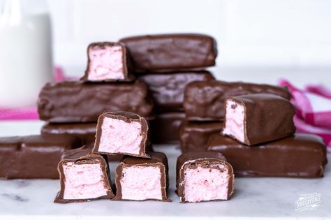 Copycat Strawberry Three Musketeers Candy Bars have a light and fluffy strawberry center covered in a crisp chocolate coating. Strawberry and chocolate are the perfect combination in the easy to make DIY treat. All the flavor without all of the preservatives. Perfect for holiday parties or wrap some up as gifts. Three Musketeers Candy, Mint Patties, Strawberry Fluff, Homemade Snickers, Snickers Bar, Homemade Candy, Melting White Chocolate, Candy Recipes Homemade, Three Musketeers