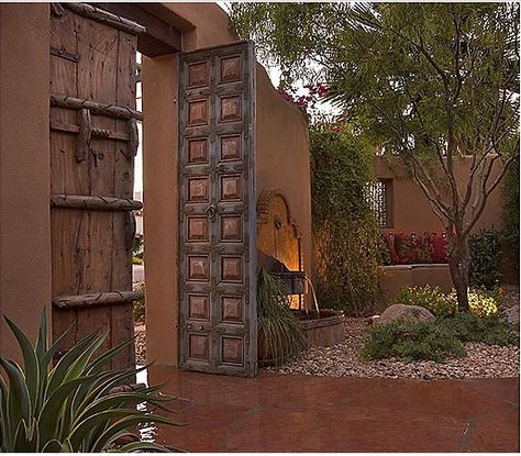 Modern Entrance Design, Idea Bedroom, Courtyard Ideas, Hacienda Style Homes, Mud House, Mexico House, Modern Entrance, Wood Gate, Decor Plants