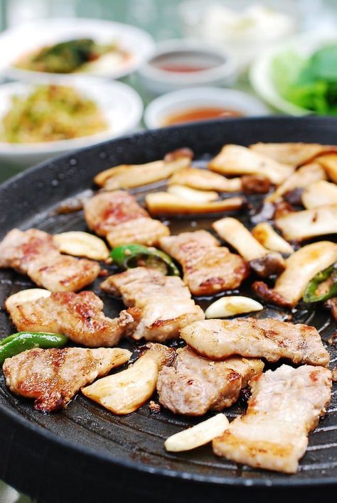 Pork Belly Marinade, Korean Pork Belly, Grilled Pork Belly, Green Leaf Lettuce, Korean Pork, Leaf Lettuce, Pork Belly Recipes, Marinated Pork, Korean Dishes