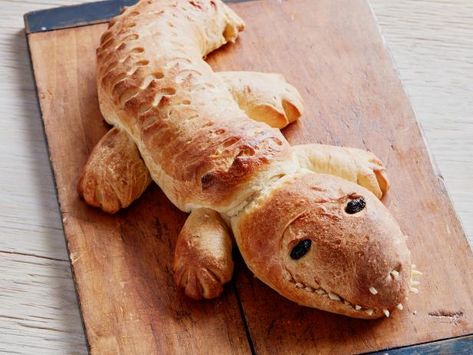 Get Alligator Bread Recipe from Food Network Fish And Bread Craft, Animal Bread, Animal Bread Shapes, Hippo Shaped Bread, Cat Shaped Bread, Bunny Shaped Bread Loaf, Broccoli Soup, Food Projects, Soup Mixes