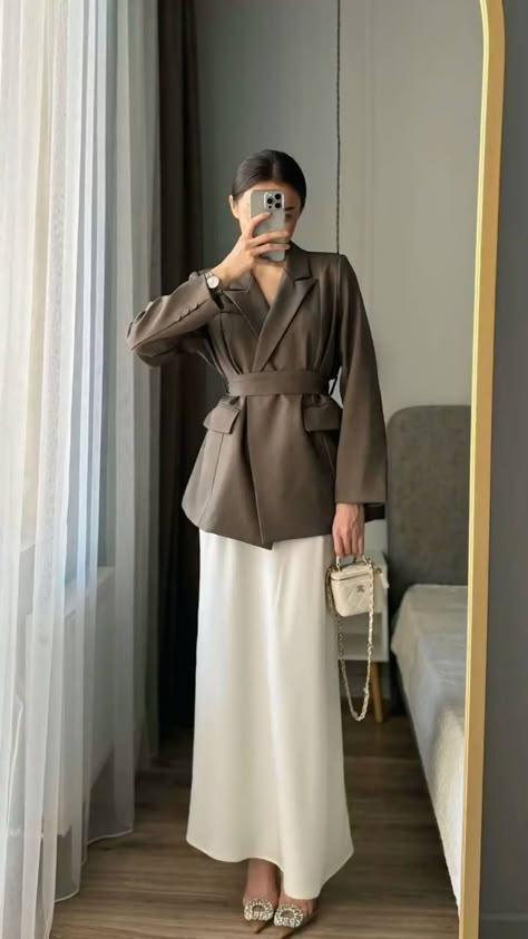 Latest Fall Fashion Trends, Rok Outfit, Earthy Neutrals, Dress Celebrity, Elegant Outfit Classy, Modesty Outfits, Fall Fashion Inspiration, Mode Abaya, Seasonal Wardrobe