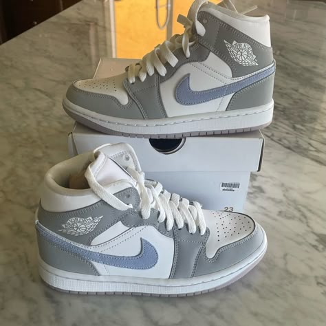 New With Box Air Jordan 1, Woman Size 5 Aesthetic Shoes Women, Air Jordan 1 Women, Nike Woman, Nike Shoes Women Fashion, Jordan 1 Shoes, Nike Shoes Air, Grey Jordans, Pretty Sneakers, Trendy Shoes Sneakers