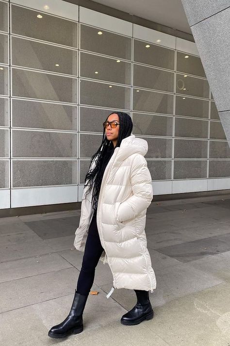 Winter Rainy Day Outfit, Amaka Hamelijnck, White Puffer Coat, Mantel Outfit, Red Rain Boots, Puffer Jacket Outfit, White Puffer, Classic Trench Coat, Cute Winter Outfits