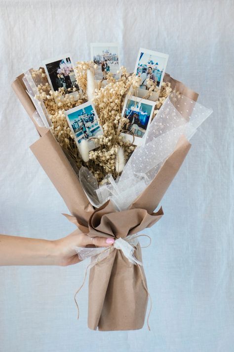 Diy Bouquet For Him, Different Bouquet Ideas Unique, Unique Bouquet Ideas Gift, Bouquet With Pictures, Photocard Bouquet, Polaroid Bouquet, Unique Bouquet Ideas, Bouquet For Him, Unique Flower Bouquet