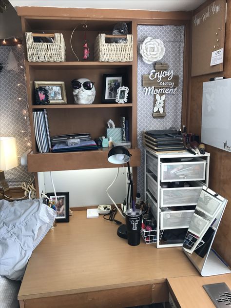 Dorm Room Organization Ideas, Organization Room, College Dorm Room Inspiration, Room Organization Ideas, Dorm Style, Dorm Design, Dorm Sweet Dorm, Dorm Room Hacks, Cool Dorm Rooms