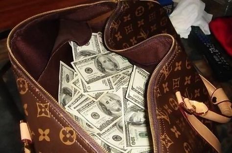 Louis Vuitton Bag Filled With Momey fashion money designer style louis vuitton high fashion luxury Sac Louis Vuitton, Money Stacks, Money Magnet, Luxe Life, Cheap Bags, Lots Of Money, Money Cash, Money Bag, Lv Bag