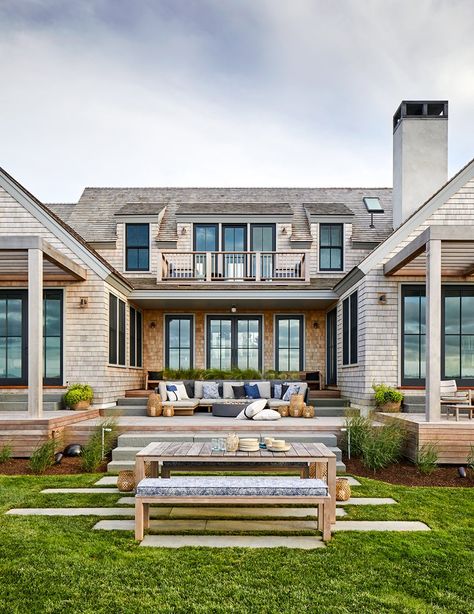 Nantucket Family, Nantucket House, Nantucket Home, Family Compound, Beach House Exterior, Gorgeous Houses, Chic Interior, Beach Chic, Exterior Home