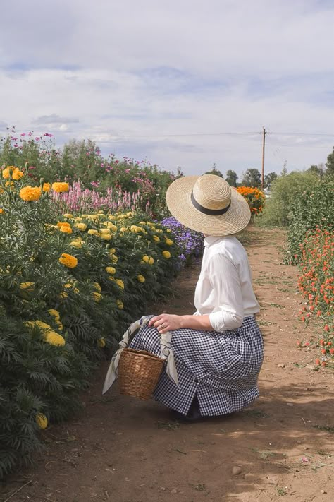 Vintage inspired gardening style. #vintageinspired #classicstyle #ginghamoutfit #strawbasket #flowergarden #fallgarden #gardeningstyle #gardenoutfit Gardening Style, English Gardens, Garden Storage Shed, Text Tattoo, Garden Designs, Cottagecore Aesthetic, Jolie Photo, Back To Nature, English Garden