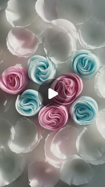 Special Candles, Flower Hearts, Flower Candles, Candle Tutorial, Flower Candle, Handmade Candles, Flower Heart, Handmade Flowers, Candle Making