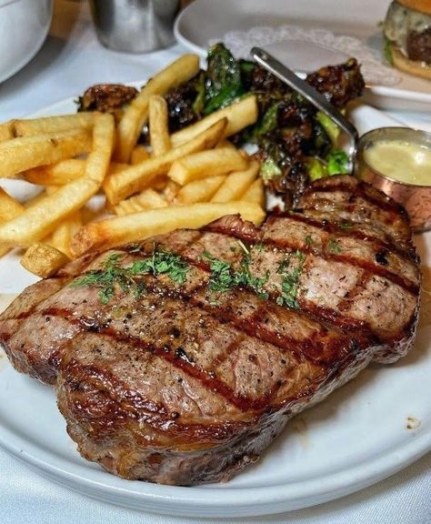 Steak Aesthetic, Cube Steak Recipes, Cooking The Perfect Steak, Beef Steak Recipes, Delicacy Food, Healthy Food Motivation, Delicious Snacks Recipes, Fair Food Recipes, Food Goals