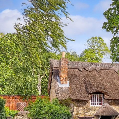 𝐒𝐢â𝐧 𝐃𝐮𝐠𝐚𝐧 on Instagram: "🏡 The Thatched Cottage (or Beck Isle Cottage) 📍 Thornton-le-Dale 🇬🇧 North Yorkshire Do you have a favourite house or cottage 🏡🏘 This definitely has to be one of my favourites 🫶 Have a lovely Sunday, everyone 💛" British Cottages, Chipping Campden, British Cottage, Storybook House, British Village, Lovely Sunday, Autumn Sun, Countryside Cottage, English Cottages