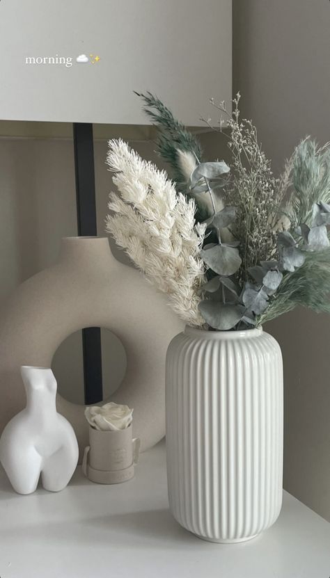 White Vase Decor, Vase Aesthetic, Hallway Table Decor, Ikea Vases, Neutral Bedroom Decor, Flat Decor, Boutique Decor, Flower Vase Arrangements, Home Decor Hacks