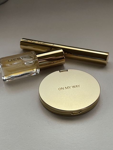 Gold Makeup Packaging, Merit Skincare, Merit Makeup Aesthetic, Merit Beauty Aesthetic, Merit Eyeshadow, Gold Makeup Aesthetic, Merit Aesthetic, Merit Beauty, Makeup Accesories