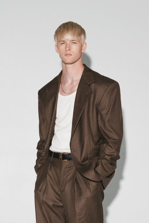 Understated menswear classics. Discover a new era of American Sportswear. Drape Photoshoot, Male Party Outfits, Streetwear Fashion Male, Male Suits, Oversized Blazer Outfit, 80s Suit, Outfit Oversize, Party Jackets, Strong Shoulders