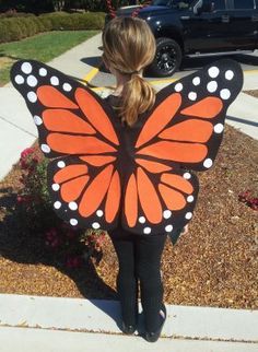 DIY Homemade Halloween Costumes for Kids at BetterBudgeting: "Monarch Butterfly Wings" made with wire coat hangers and felt! Homemade Halloween Costumes For Kids, Butterfly Costume Kids, Diy Butterfly Costume, Monarch Butterfly Costume, Butterfly Halloween Costume, Fancy Dress Costumes Kids, Butterfly Wings Costume, Diy Baby Costumes, Butterfly Halloween