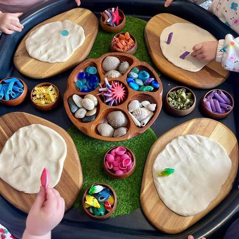 Play Dough Tray Ideas, Toddler Room Activities Eyfs, Messy Play Tuff Tray Ideas, Play Tray Ideas, Regio Emilia Activities Ideas, Provocations Preschool, Loose Parts Activities, Sensory Tray Ideas, Clay Preschool