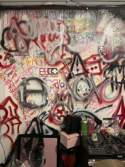 #graffiti #graffitiartist #roomdecoration #art #graffitiworld #bedroomdecoration #bedroomgoals #bedroom Room With Graffiti, Graffiti Wall Art Bedroom, Belles Bedroom, Street Bedroom, Graffiti Bedroom, Graffiti Room, Artistic Room, Pretty Sick, Teen Girl Bedroom