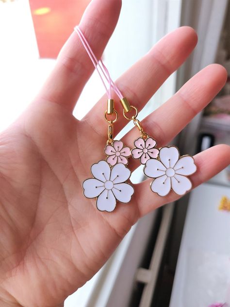 🌸 Sakura Phone Charm 🌸 Item will come with one (1) extra phone charm string ! 🌸 Just a heads up that shipping delays are to be expected up to 2 months outside EU. Please keep this in mind before purchasing. Thank you for understanding ! ♥️ 🌸 Listing is for one (1) item ! 🌸 Length with chain about ; 9,5 CM 🌸 Charm is double sided Japanese Cell Phones, Mobile Charms, Kawaii Keychains, Cute Cherry Blossom, Pastel Phone, Kawaii Flower, Phone Hanging, Kawaii Phone, 3d Printing Diy