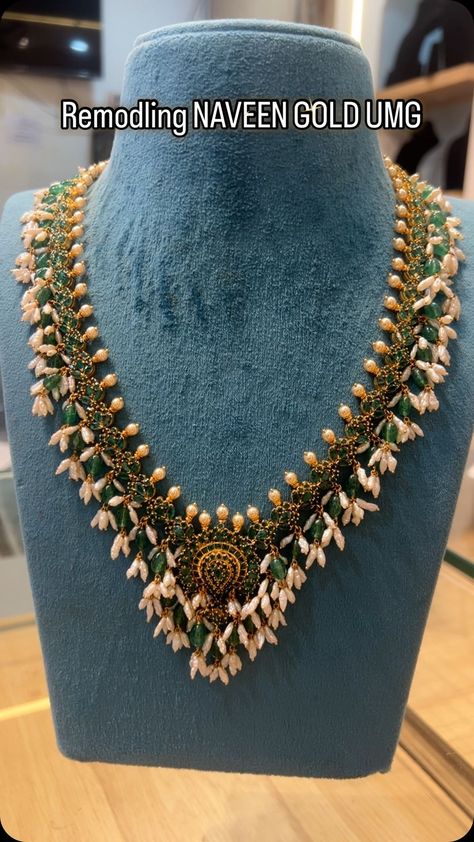 Rice Pearl Drop Green Stone Necklace From 'Umgnaveen gold' • South India Jewels Traditional Pearl Jewellery, Pearl Emerald Necklace, Green Beads Jewellery Designs, Pearl Necklace Indian, Green Pearl Necklace, Emerald Jewellery, Green Stone Pendant, Rice Pearls, Green Stone Necklace