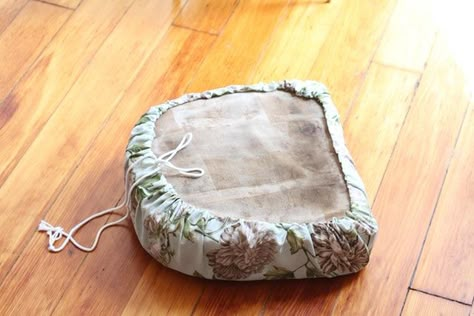 Tutorial: Quick & Easy Drawstring Seat Covers for Outdoor Furniture | Apartment Therapy Diy Cushion Covers, Reupholster Chair Dining, Furniture Apartment, Reupholster Chair, Outdoor Cushion Covers, Sewing Pillows, Modern Outdoor Furniture, Seat Cushion Covers, Diy Cushion