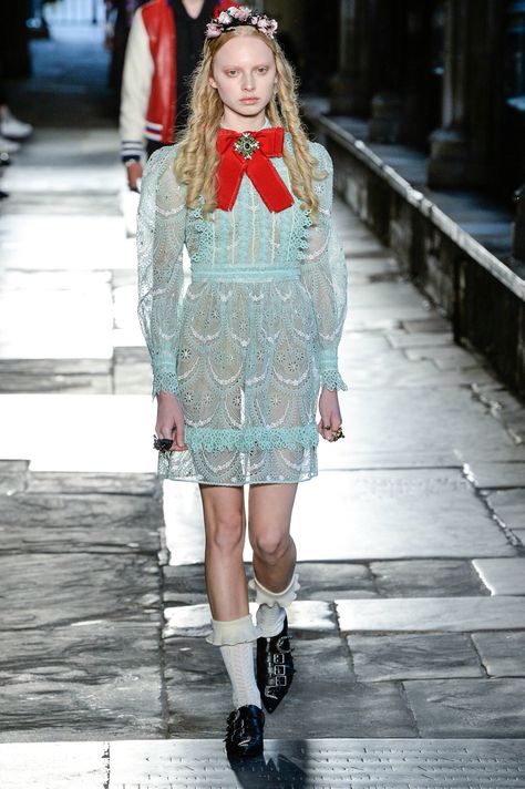 Gucci Resort 2017: Anya Taylor Joy Gucci 2017, Resort 2017 Fashion, London Fashion Weeks, Look Retro, Resort Fashion, Elegante Casual, Runway Collection, Looks Style, Fashion 2017