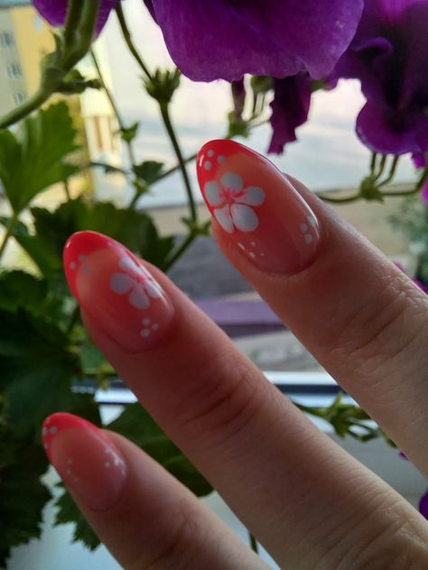 Oval Shaped Nails Summer, Hibiscus Nail Art Short Nails, Summer Flower Nails Short, Hibiscus Flower Nails Simple, Almond Nails With Hibiscus Flower, Hawaii Pedicure, Hibiscus Nails Almond, Hibiscus Flower Nails Short, Hibiscus Flower Nails Almond