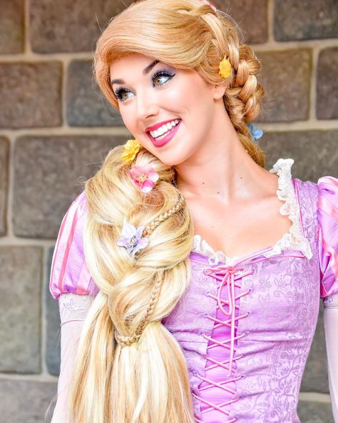 Idea Short Hair, Rapunzel Face Character, Rapunzel Makeup, Fanart Challenge, Disneyland Face Characters, Tangled Cosplay, Rapunzel Wig, Cosplay Disney, Rapunzel Cosplay