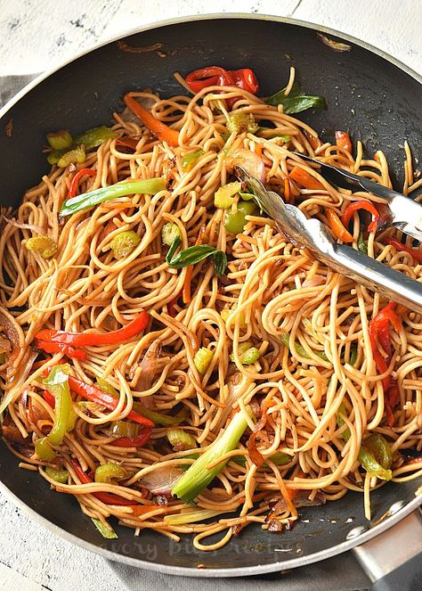 Veggie lo mein recipe is what you need to fix your dinner or lunch under 30 mins! Stir-fry vegetables, amazing sauce mix all tossed together with egg noodles make the best restaurant style food #savorybitesrecipes #easyrecipe #dinnerrecipes #lomeinrecipe #vegetablelomein #dinnerrecipes #noodles Lomein Recipes, Vegetable Lo Mein Recipe, Best Homemade Alfredo Sauce, Veggie Lo Mein, Korean Beef Recipes, Vegetarian Lasagna Recipe, Lo Mein Recipe, Vegetable Lo Mein, Famous Recipes