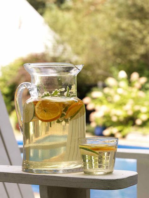 Serve a refreshing white wine sangria with your summer Greek feast. Apricot nectar sets this punch apart from traditional sangria. White Sangria Recipe, Apricot Nectar, Fruity Alcohol Drinks, Holiday Punch Recipe, White Wine Sangria, Greek Dinners, Sangria Wine, White Sangria, Holiday Punch