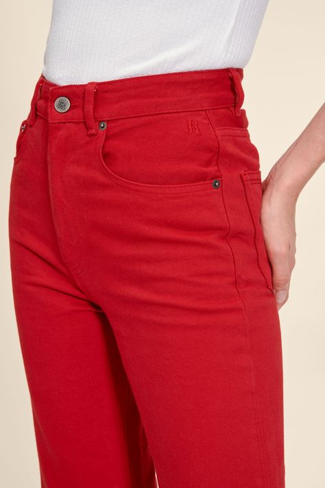 Jeans dritti a vita alta.


Colore rosso
Porta con bottone e zip nascosti
Tasca posteriore ricamata con una R
Lunghezza totale (dal cavallo alla parte inferiore dei jeans) : 82cm per una taglia 26. Lasciare 1cm in più per ogni taglia in più
Questo capo veste normalmente prendendo la propria taglia abituale
100% cotone
Fatto in Tunisia


Consultare la nostra DENIM GUIDE Skin Care Tutorial, Jeanne Damas, Jean Color, Colored Cardigans, Straight Cut Jeans, Archive Fashion, Red Jeans, Knitted Coat, Perfect Jeans