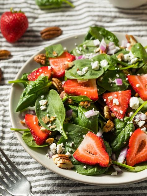 Pioneer Woman Spinach Strawberry Salad - Delish Sides Strawberry Spinach Salad, Proper Tasty, Rotisserie Chicken Breast, Spinach Salad Recipes, Strawberry Spinach, Spinach Strawberry Salad, Pea Salad, Strawberry Salad, Summer Lunch