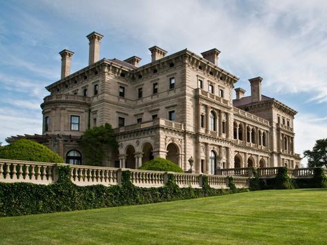 Look inside the Breakers, a 70-room, 138,300-square-foot mansion that belonged to one of America's wealthiest Gilded Age families Newport Mansions, Cornelius Vanderbilt, Vanderbilt Mansions, New York Central Railroad, European Palace, Marble Tub, Newport County, The Gilded Age, Wealthy Lifestyle