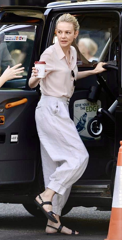 Carey Mulligan Style, Soft Natural Celebrities, Carrie Mulligan, Sarah Hunt, Frederikke Sofie, Soft Natural Style, Outfit Recipes, Audrey Tautou, Grandma Fashion