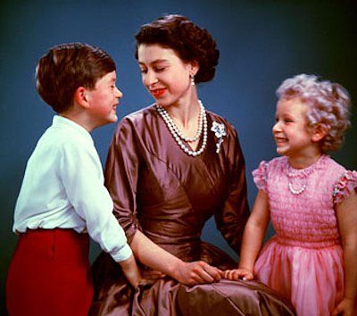 In 1954, the newly crowned Queen Elizabeth displayed her maternal side with Prince Charles and Princess Anne.  Source: Photo courtesy of The British Monarch Prince Charles And Princess Anne, Prins Philip, Princesa Anne, Prinz George, Princesa Elizabeth, Young Queen Elizabeth, Herzogin Von Cambridge, Prins William, Prinz Charles