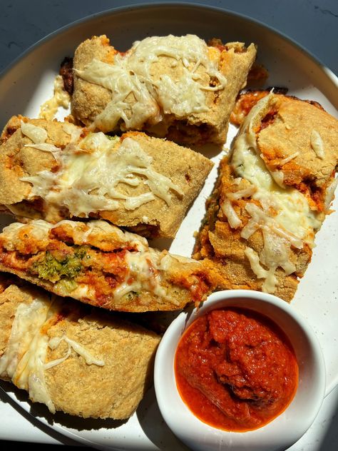 Gluten-free Stromboli with Veggies Gluten Free Stromboli, Pasta Bake Vegetarian, Vodka Sauce Recipe, Crispy Cheese, Vegetarian Pasta, Gluten Free Cheese, How To Eat Paleo, Love Eat, Pizza Dough