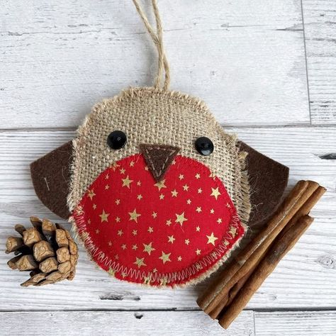 Handmade Christmas Sewing Patterns, Christmas Textile Crafts, Fabric Christmas Decorations Diy, Easy Christmas Fabric Crafts, Homemade Fabric Christmas Ornaments, Hessian Christmas Decorations, Robin Christmas Decoration, Fabric Christmas Decorations Sewing, Christmas Textile Art