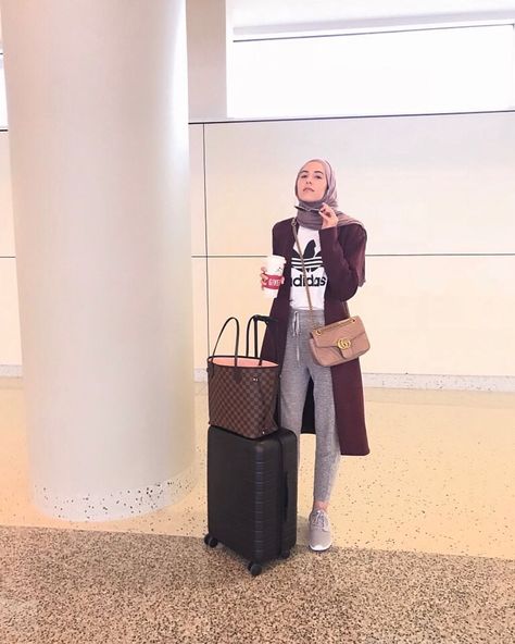 With Love, Leena sur Instagram : Not ready for this photo just like I'm not ready for this trip! I don't even know what I packed and just kept praying my bags didn't weigh… Fashion With Hijab, Airport Outfit Hijab, With Love Leena, Love Leena, Outfit Airport, Airplane Outfits, Estilo Hijab, Mode Turban, Airport Look