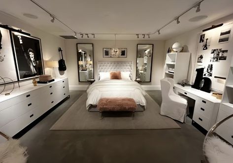 Luxury Room Ideas Aesthetic, Glam Minimalist Bedroom, Hollywood Room Aesthetic, Nyc Aesthetic Bedroom, Nyc Bedroom Decor, Room Decor Stockholm Style, Blair Waldorf Room Aesthetic, Basement Room Aesthetic, 2016 Room Aesthetic