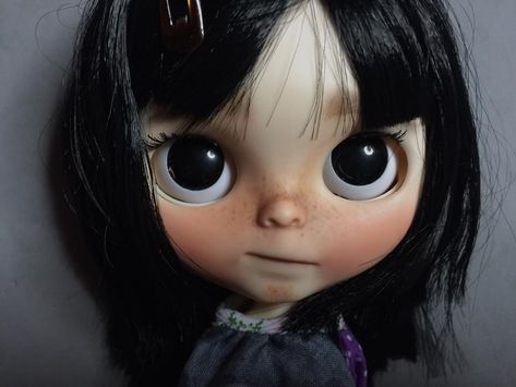 Brown Curly Hair Blue Eyes Blythe Doll, Cute Black Hair, Black Hair With Bangs, Blythe Bebek, Black Hair Bangs, Blythe Dolls For Sale, Hair Icon, Doll Outfits, Season Of The Witch