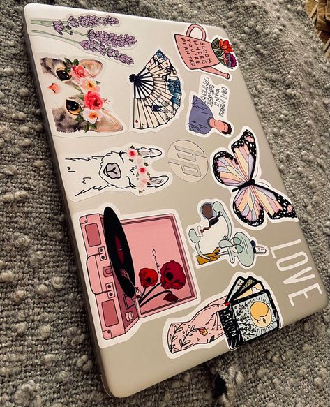 Laptop Design Ideas Stickers, Cute Computer Stickers Ideas, Sticker For Laptop Ideas, Computers With Stickers, Cute Stickers For Computers, Laptop Design Ideas Aesthetic, Aesthetic Laptop Sticker Ideas, Stickers On Computer Aesthetic, Aesthetic Laptop With Stickers