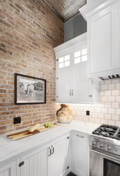 a neutral brick wall will give less color to the space but not less texture, so it's a cool idea White Exposed Brick, Kitchen Brick Wall, Brick Wall Kitchen, Brick Interior Wall, Brick Interior, Brick Kitchen, Country Kitchen Decor, Brick Walls, Styling Accessories