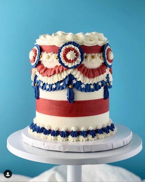 Holiday With Friends, Buttercream Piping, Patriotic Cake, Fourth Of July Cakes, 4th Of July Cake, 4th Of July Desserts, To My Friends, Happy Fourth Of July, Cake Decorating Designs