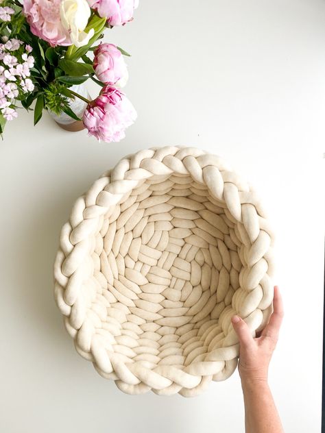 Rope Trivet, Finger Knitting Projects, Finger Knit, Succulent Centerpiece, Rug Diy, Summer Knitting Patterns, Crochet Pouf, Salt Painting, Giant Yarn