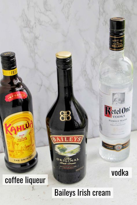 I'm obsessed with this Baileys White Russian cocktail. It's super easy to make, and this recipe is the perfect blend of coffee liqueur (I use Kahlua), vodka, and Baileys Irish cream. It's become one of my favorite dessert inspired cocktails. Baileys Kahlua Recipes Drinks, White Russian Recipe Kahlua, Baileys Cocktails Recipes, Baileys Drinks Cocktails, Godiva Chocolate Liquor, Baileys And Vodka, Baileys Recipes Drinks, Irish Cream Drinks, White Russian Recipe