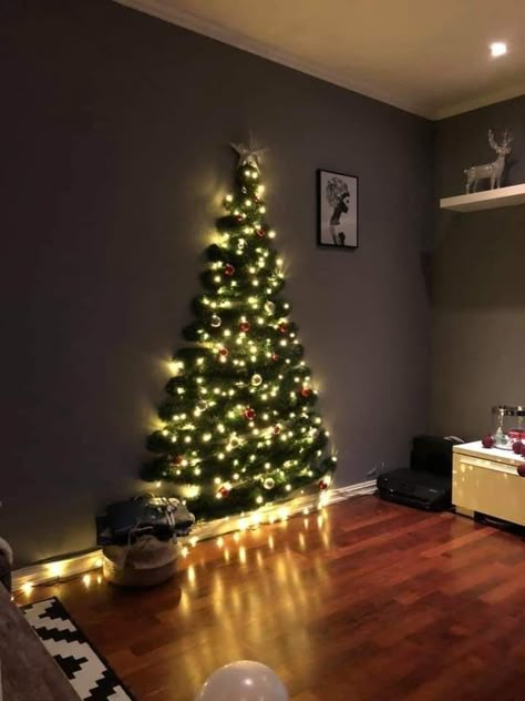 Corner Christmas Tree, Diy Christmas Trees, Christmas Coffee Table Decor, Christmas Decor Ideas Outdoor, Christmas Decorations Apartment, Apartment Christmas, Wall Christmas Tree, Creative Christmas Trees, Christmas Decor Ideas Diy