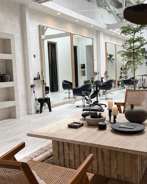 Crâne L.A. Moody Salon, Salon Suite Ideas Layout, Modern Hair Salon Interior Design, Modern Salon Design, Salon Suite Decor, Hair Salon Interior Design, Salon Stations, Hair Salon Design, Hair Salon Interior