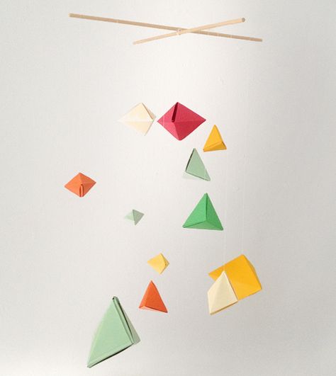 diy-geometric-mobile-origami-baby Origami Baby Mobile, Baby Nook, Geometric Mobile, Arts And Crafts Box, Origami Decor, Diy Baby Gate, Mobile Diy, Wood Baby Toys, Origami Mobile