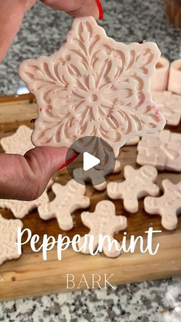 13K views · 1.3K likes | Kimberly Ross on Instagram: "Alright here’s my version of peppermint bark for 2023. I’m officially addicted to trying out different molds/shapes. It’s so funny I don’t like peppermint bark, but I love making it. Anyway if you have any questions let me know. #peppermintbark #christmasgiftideas #christmas2023" Bark Idea, Holiday Party Treats, Peppermint Bark Cookie, Peppermint Recipes, Chocolate Covered Treats, Christmas Food Gifts, Candy Recipes Homemade, Easy Christmas Gifts, Peppermint Bark