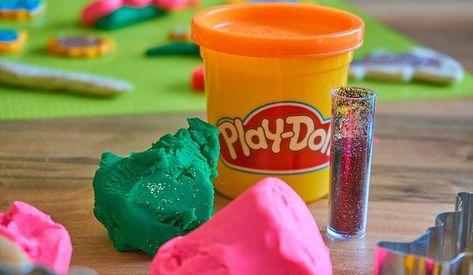 Hasbro patenta el olor de la plastilina Play-Doh | Marketing Directo  ||  El olor a plastilina tiene un incalculable valor emocional. Hasbro lo sabe, por ello ha decidido registrar la patente de este icónico aroma de su marca Play-Doh. https://www.marketingdirecto.com/anunciantes-general/anunciantes/hasbro-patenta-el-olor-de-la-plastilina-play-doh Diy Playdough, Homemade Playdough Recipe, Dr Pepper Can, Playdough Recipe, Homemade Playdough, Simple Baby Shower, Crafts For Seniors, Food Places, Baby Shower Fun